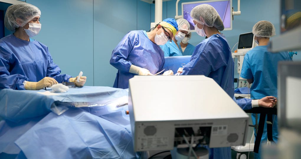 Equipos quirúrgicos modernos en Panamá: descubre Aesculap Caiman