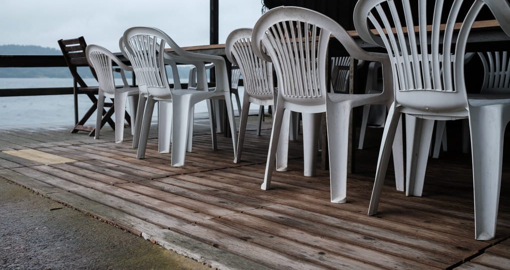 Sillas plásticas en Aruba: modernas y resistentes