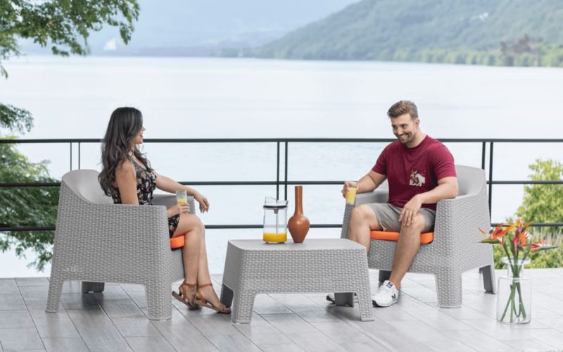 Ventajas de los muebles de plástico para jardines en Aruba